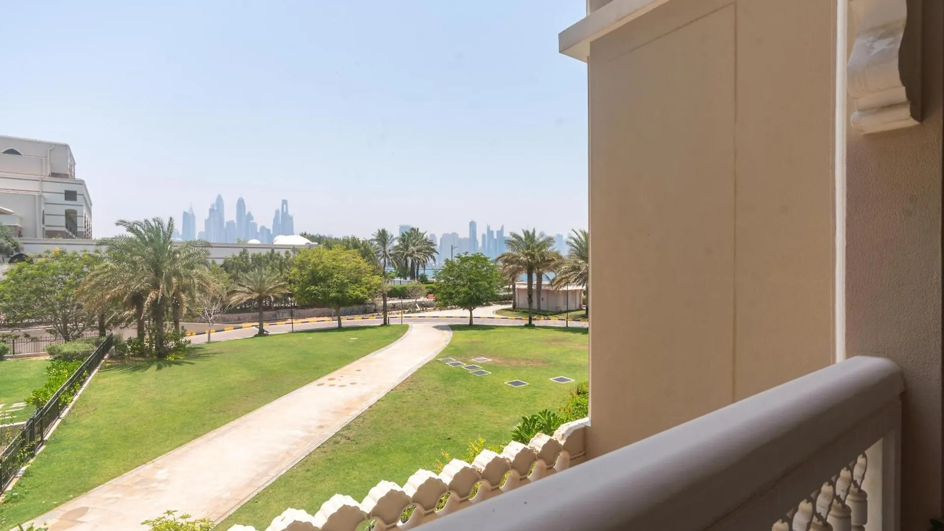 Samaya Holiday Homes - The Palm Modern 1B Apt With Beach Access Dubai 0*,