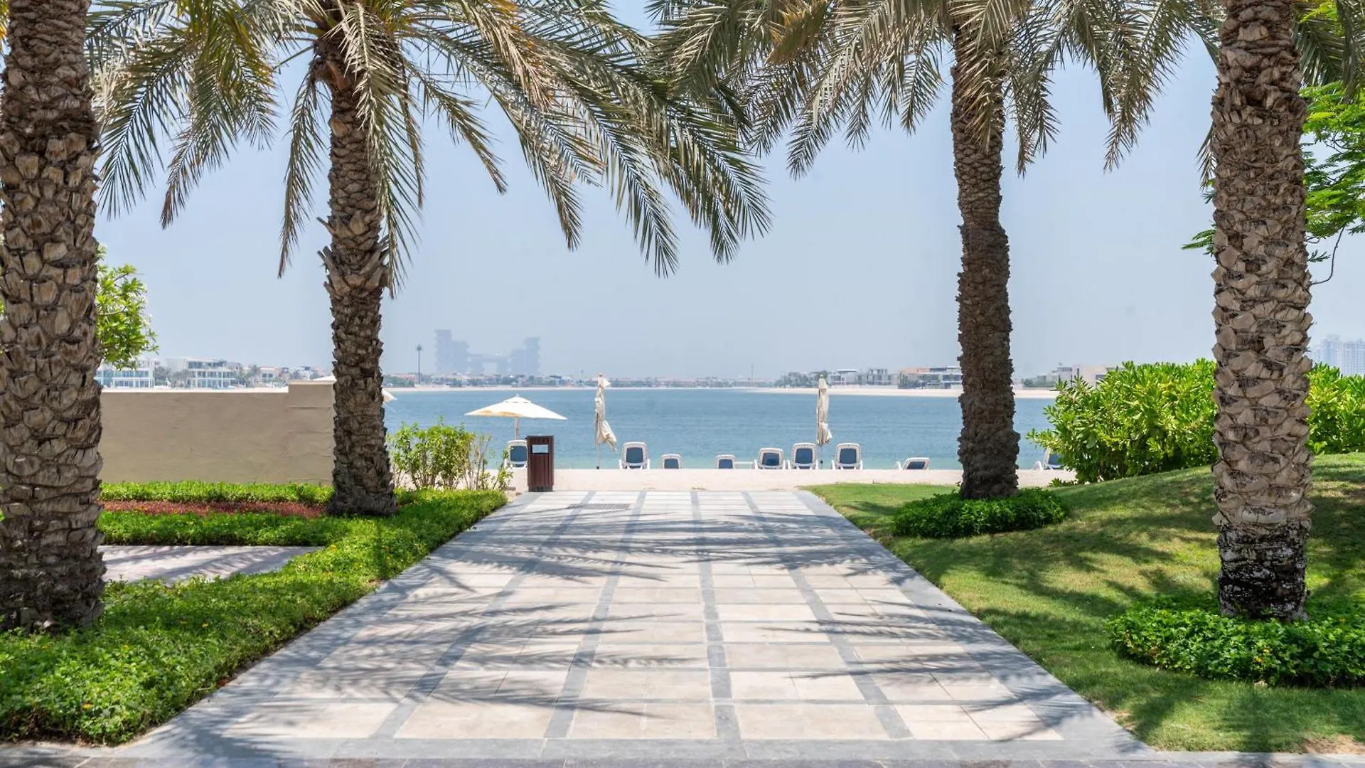 Samaya Holiday Homes - The Palm Modern 1B Apt With Beach Access Dubai 0*,